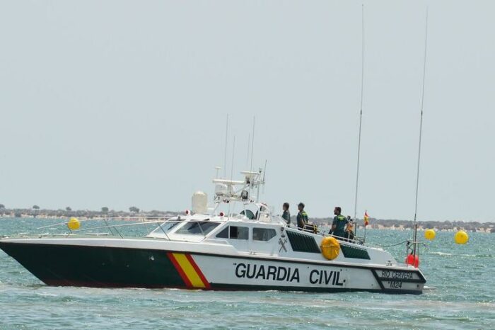 In Spain, the boat of smugglers flew to the beach