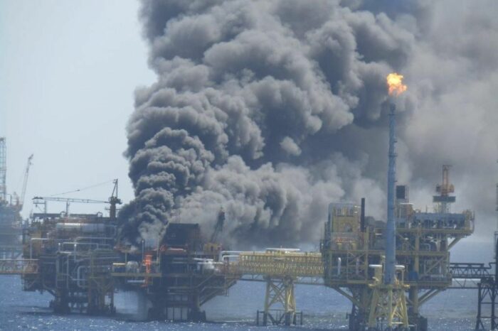 Explosion on a platform in Mexico reduced oil production by a quarter