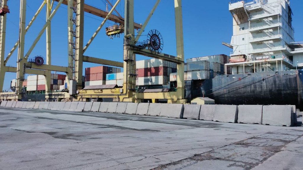 For the first time in a year, a container ship was handled in the port ...