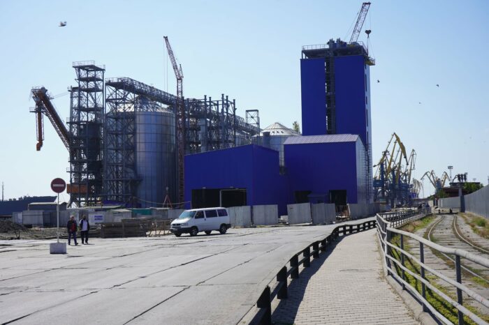 The unloading station of the new grain terminal is being completed in the port of Mariupol