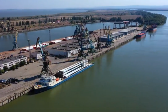 In the port of Reni, 77-meter blades for the windpower station were transshipped from the vessel (VIDEO)