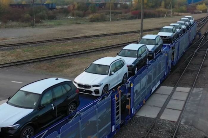 The first batch of cars delivered from the German port to Ukraine by train