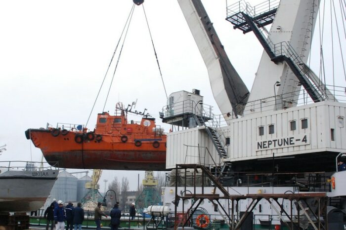 The floating crane Neptune-4 will be repaired in the Mariupol port