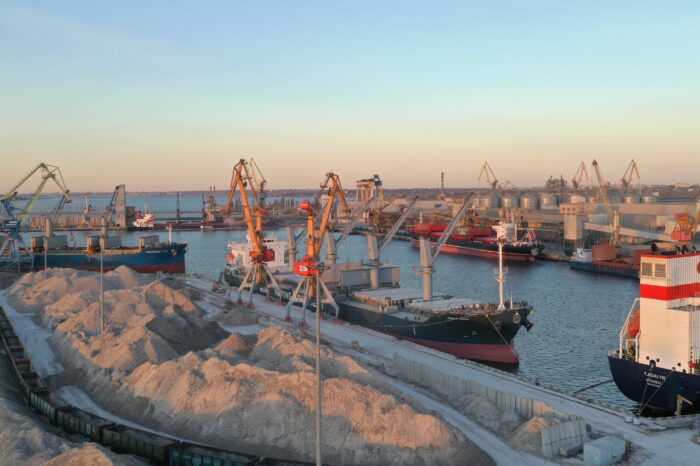 Nika-Tera for the first time transshipped fertilizers from a coastal tanker to a sea one