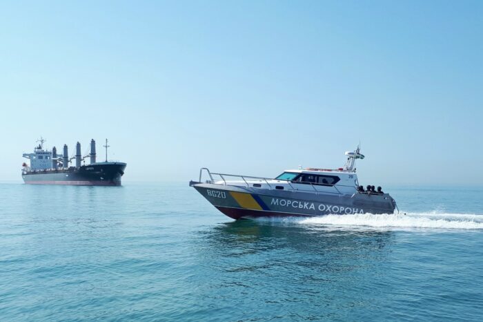 Mariupol coastguards "detained" the violating vessel (VIDEO)