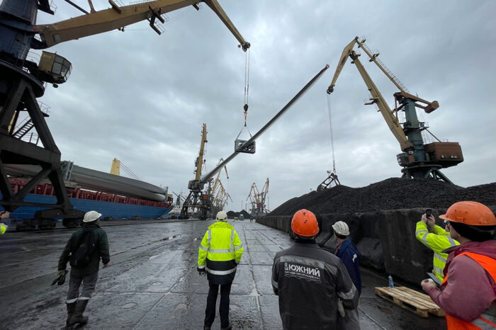 Port Yuzhny overloads blades for wind power plants again (photos)
