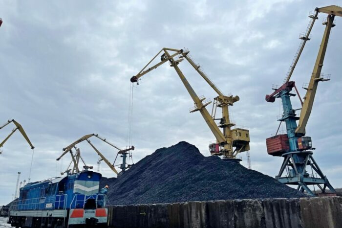 Ukraine will accept six more vessels with coal in December
