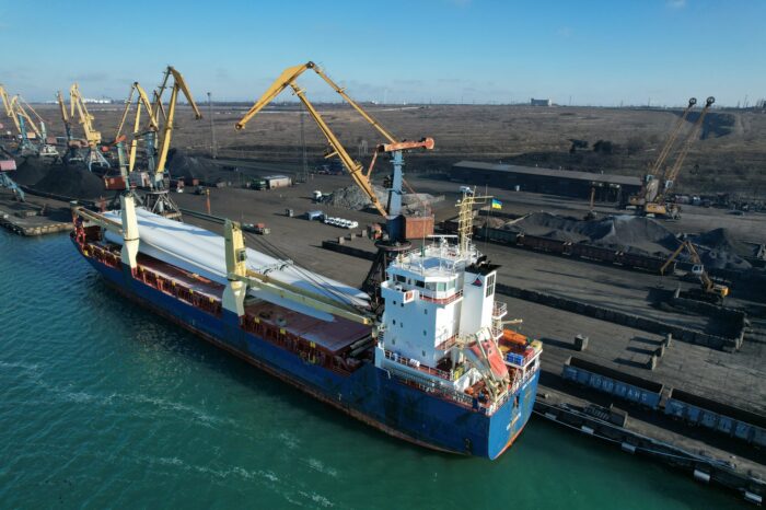 Parts for wind power station are being handled in Yuzhny port (PHOTOS)