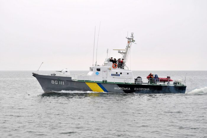 Small size and fishing vessels were banned from entering the ​​Azov Sea
