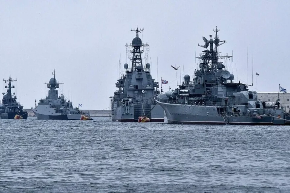 One Kalibr Carrier Maneuvers In The Black Sea 