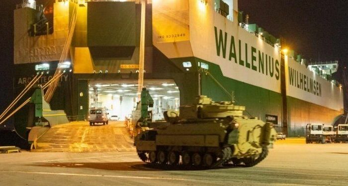 Photo of the day: how the US loads a Bradley infantry fighting vehicle for Ukraine onto a ship
