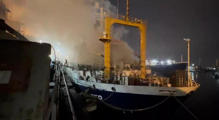 A russian 120-meter-long fishing vessel was on fire in Istanbul ...