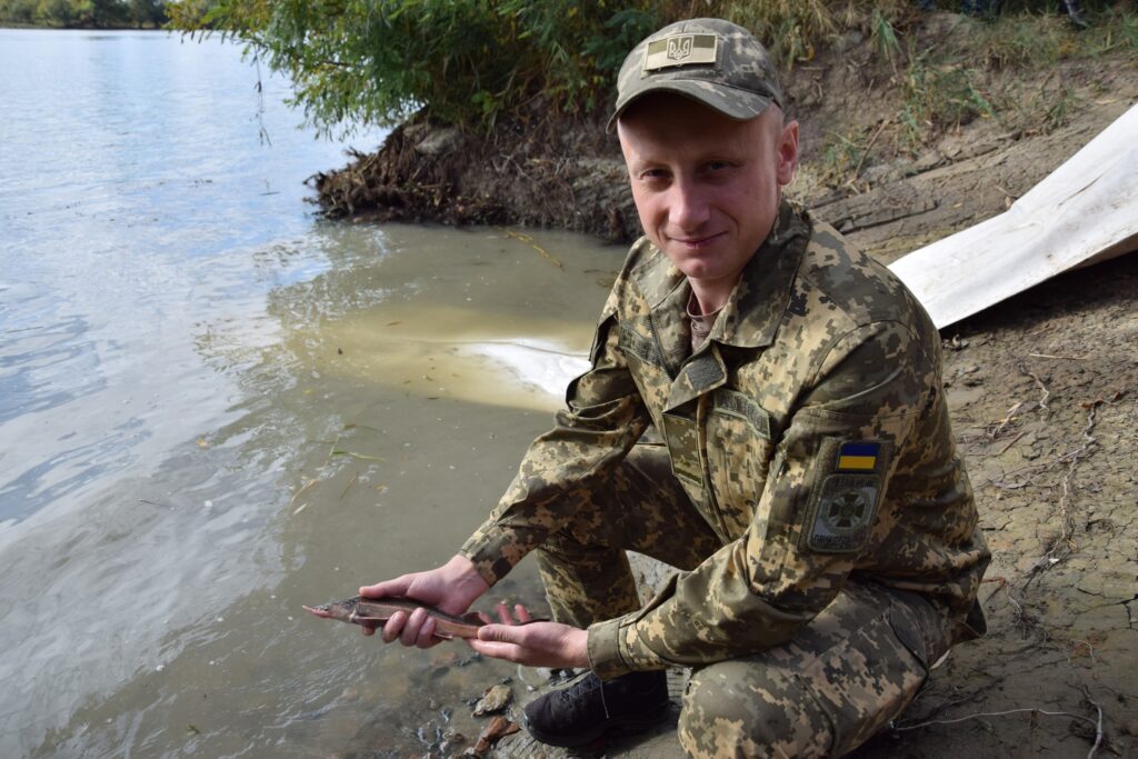 Українські прикордонники випустили в Дунай тисячі риб Червоної книги (фото)