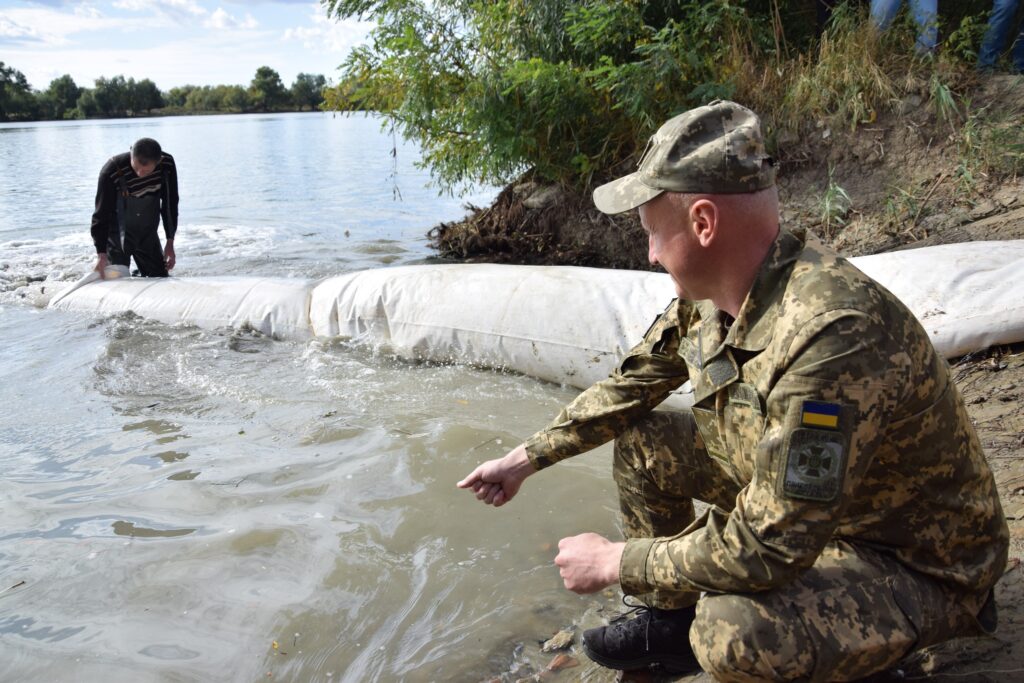 Українські прикордонники випустили в Дунай тисячі риб Червоної книги (фото)