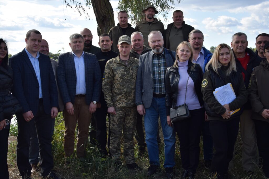 Українські прикордонники випустили в Дунай тисячі риб Червоної книги (фото)