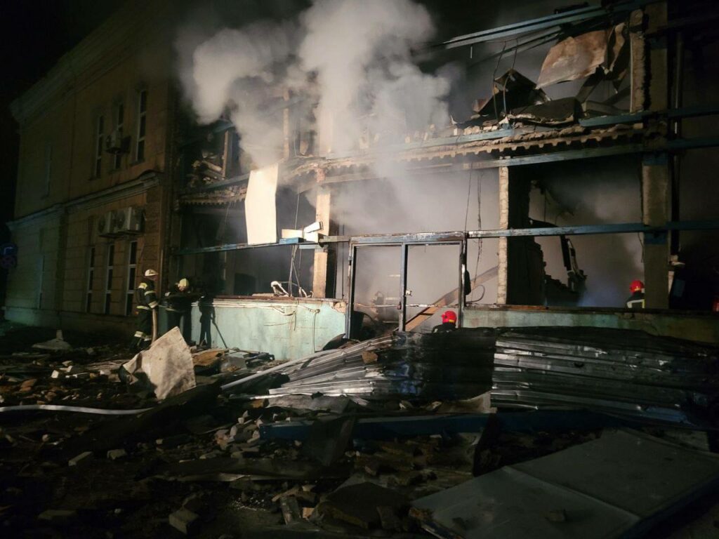Російські дрони влучили у склади та авто з зерном в Одесі