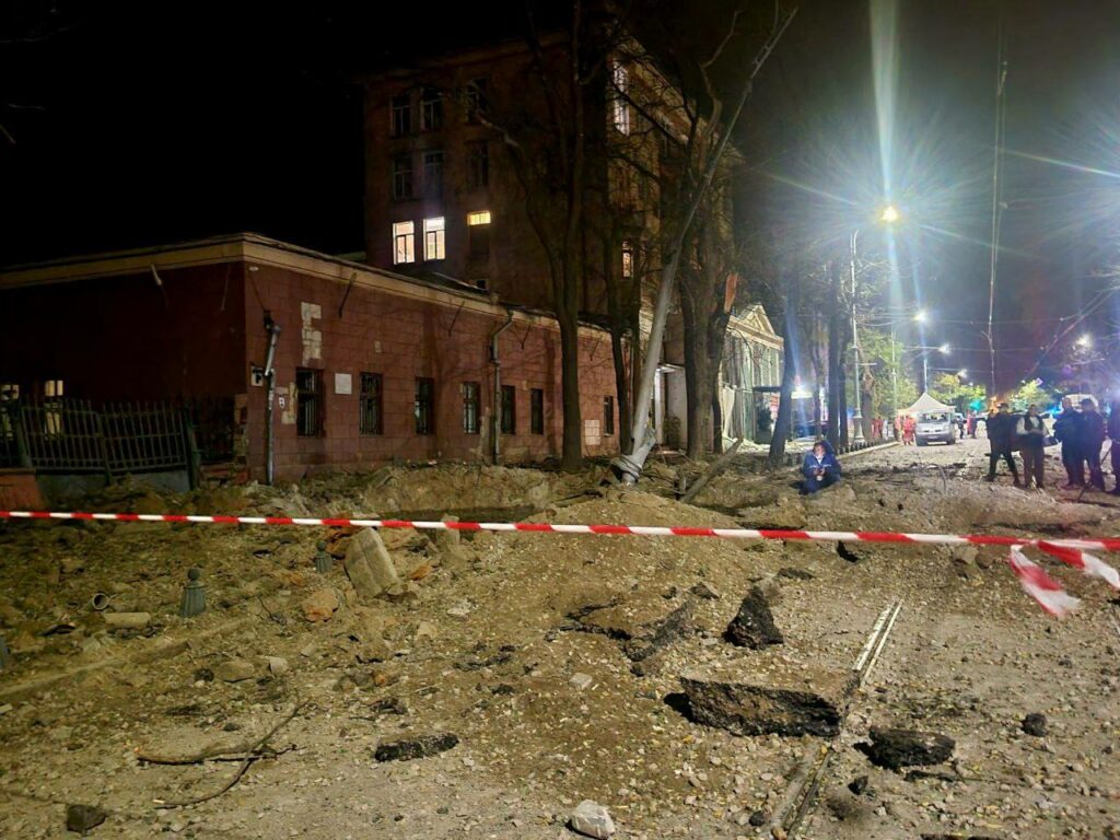 Російські дрони влучили у склади та авто з зерном в Одесі