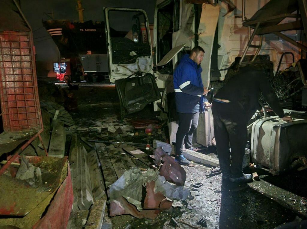 Російські дрони влучили у склади та авто з зерном в Одесі