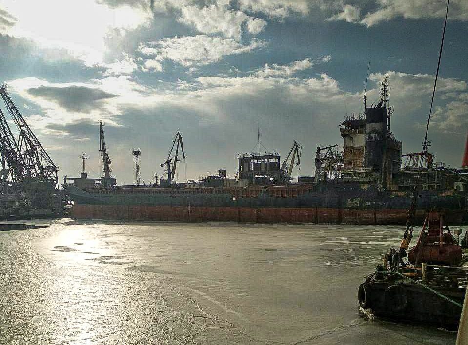 In Mariupol, the Russians do not have an icebreaker and a crew to use ...